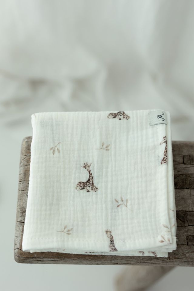 Organic cotton muslin swaddle 100x100 - giraffes